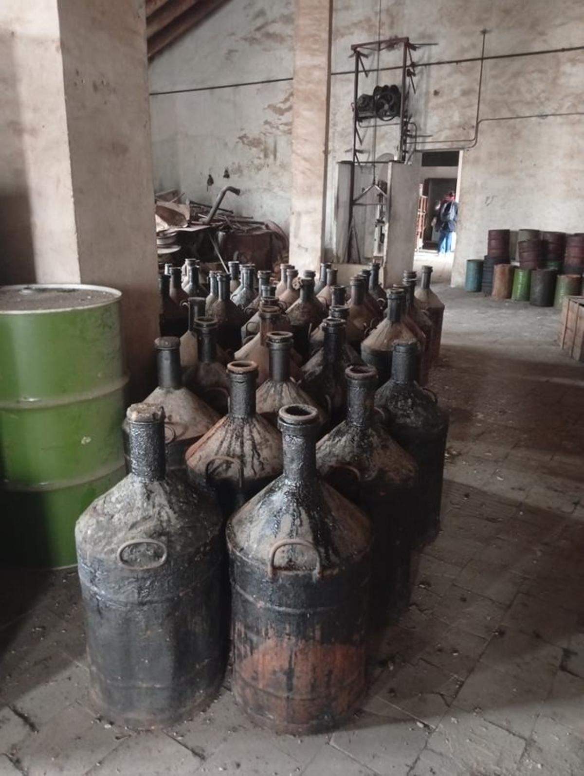 Grandes garrafas revestidas de esparto o metal, usadas para el transporte y almacenaje a granel del aceite