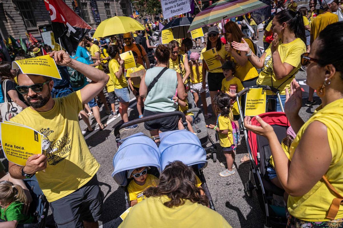 Manifestación de docentes, familias y entidades educativas para reclamar un nuevo modelo de escuela en Catalunya