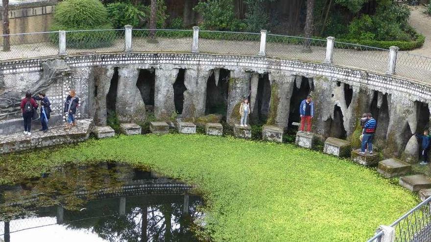 Visitantes en el estanque del parque de O Pasatempo, que será vaciado para inspeccionarlo.