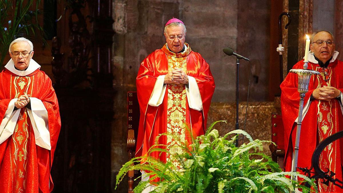 El obispo de Mallorca, monseñor Sebastià Taltavull, flanqueado por los canónigos Teodor Suau y Joan Bestard en la Catedral.