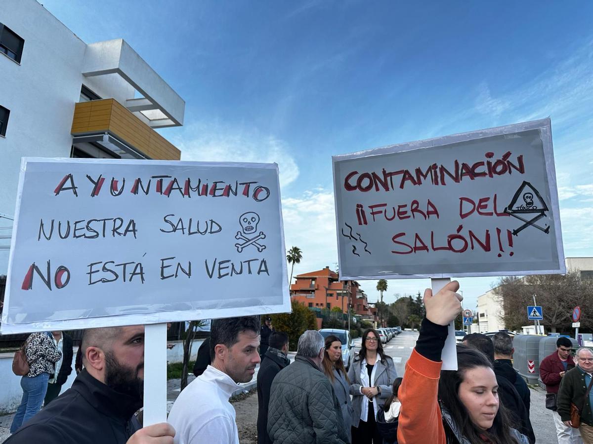 Vecinos de San Juan de Aznalfarache en una protesta contra la nueva gasolinera en la barriada Valparaíso.