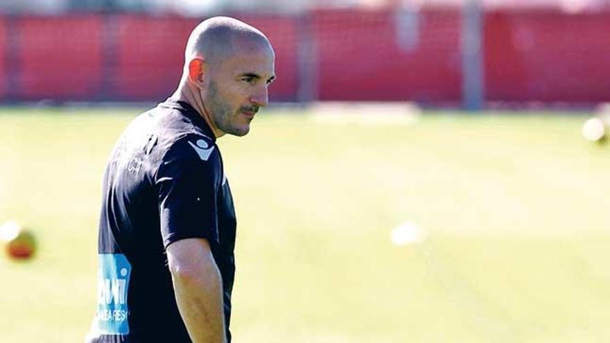 Ferrer pisa el balón en el entrenamiento en Son Bibiloni.