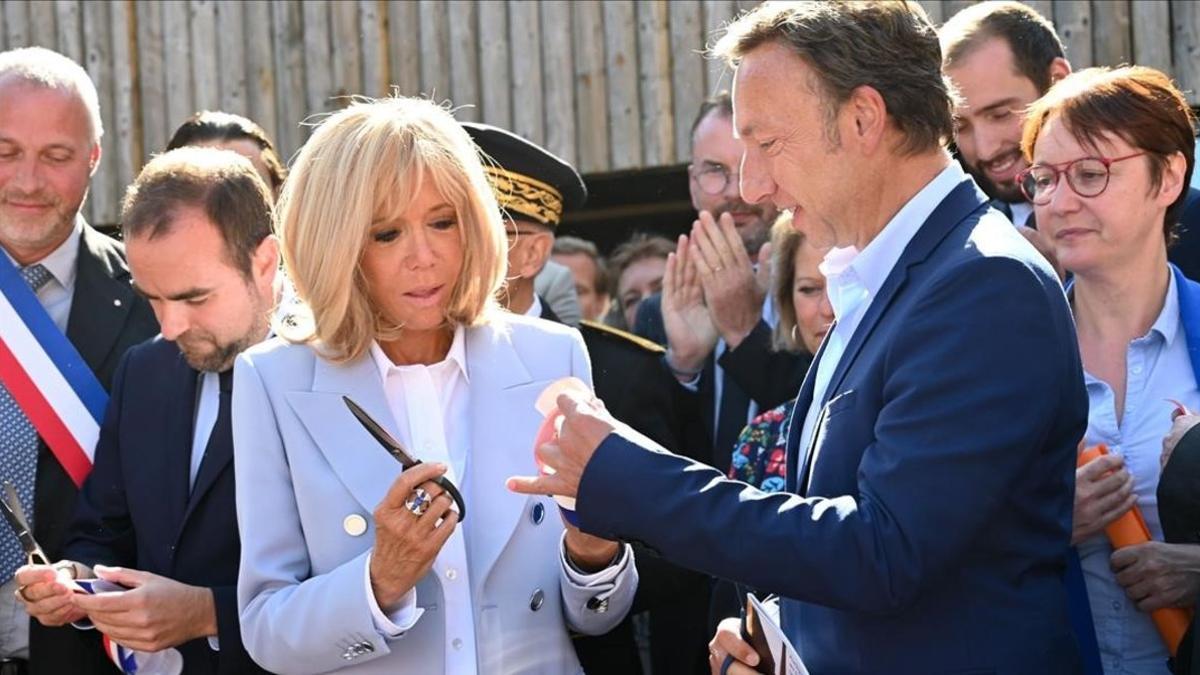 Brigitte Macron con el ministro de Transición Ecológica francés, Sebastien Lecomu.