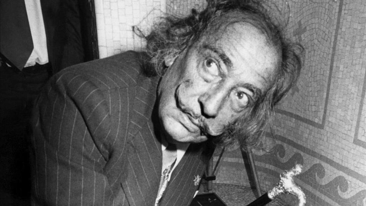 Salvador Dalí, durante una sesión fotográfica en 1974.