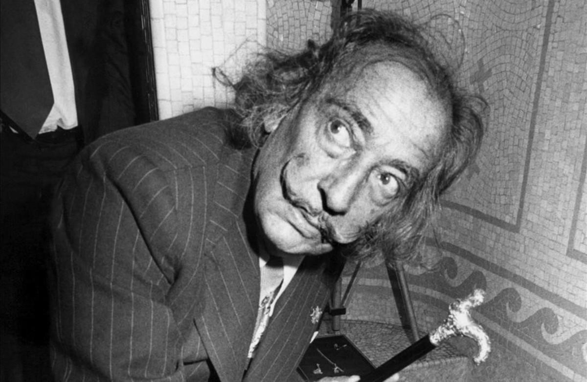 Salvador Dalí, durante una sesión fotográfica en 1974, que forma parte de la exposición ’Dalí, breaking news’. 