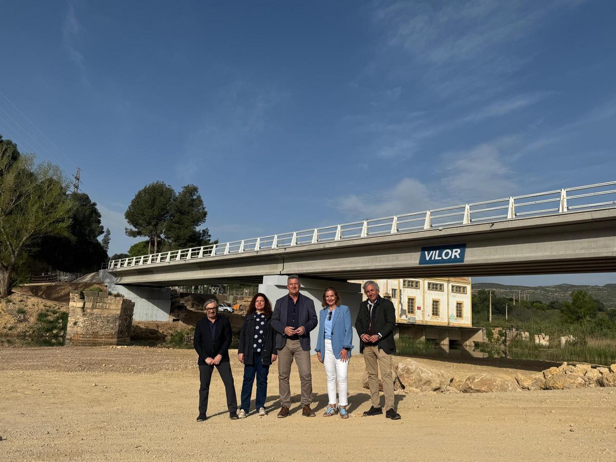 Un momento durante la visita del conseller Martínez Mus al puente de Bugarra reconstruido tras la dana.