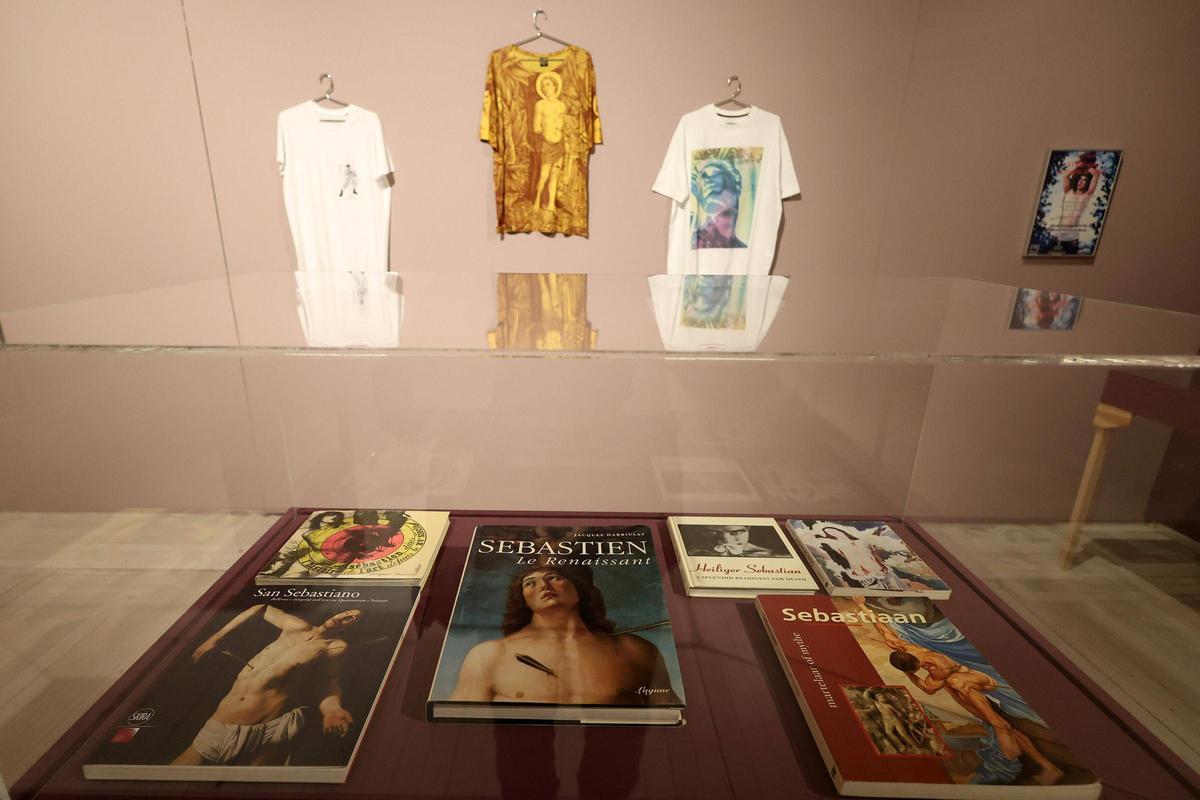 Revistas y camisetas con la imagen del santo.