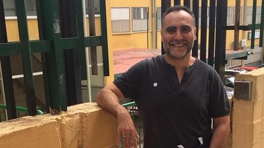 José Tejedor, en la puerta de acceso del instituto Victoria Kent, en el núcleo urbano de Marbella.