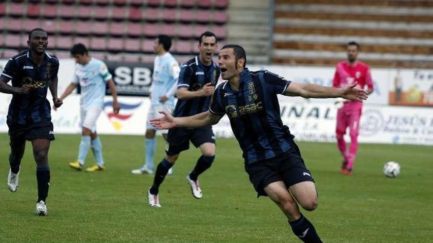 Cervero celebra un gol ante el Compostela.