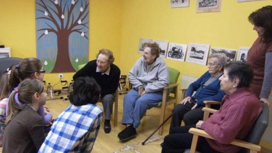 Asistentes al Centro de Día en una sesión con los niños que participan en el proyecto.  // D.P.