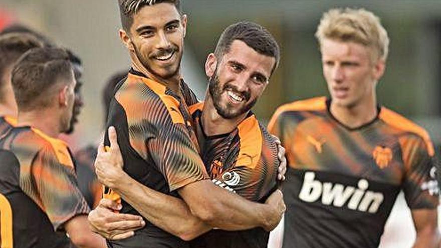 Los jugadores celebran uno de los goles del Valencia.