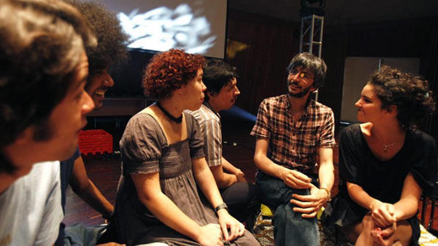 Xoel López charlando con un grupo de músicos venezolanos //