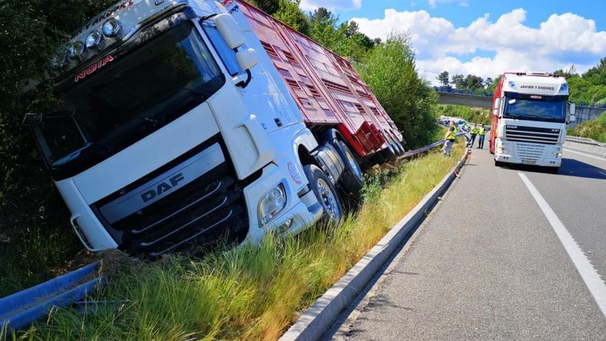 Un accidente de un camión cargado de terneros obliga a cortar la AG-53