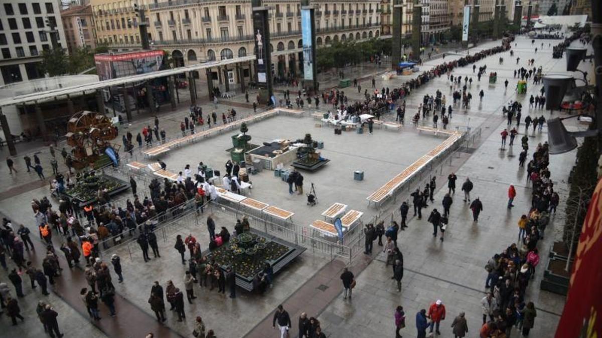 Así lucía la enorme fila para recoger el roscón gratuito de EL PERIÓDICO DE ARAGÓN en 2019, antes de la pandemia.