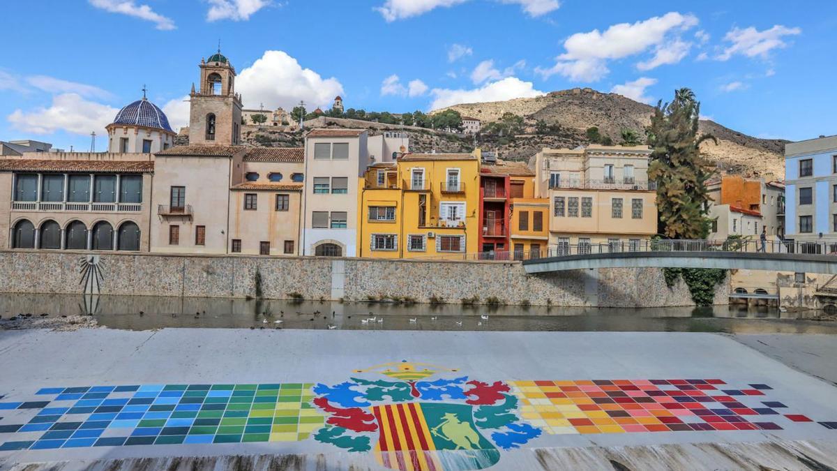 Escudo de Orihuela, con las cuatro barras de la Corona de Aragón, en el cauce del río Segura.  | TONY SEVILLA