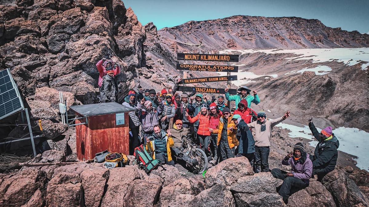 Angekommen: Das Team auf dem Gipfel.