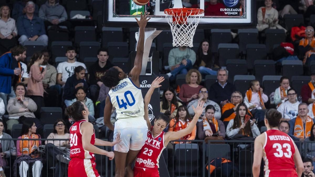 Valencia. SPD. VLC. Valencia Basket contra DVTK Huntherm de Euroliga Women en el Roig Arena. Primera parte