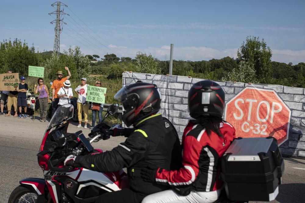 Protesta de la plataforma Aturem la C-32 a peu de carretera