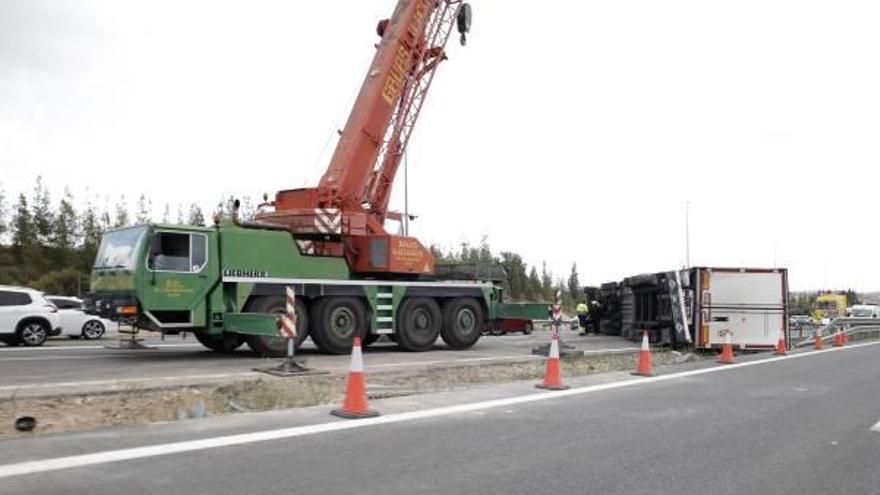 El camión volcado en el accidente en Monforte del Cid.