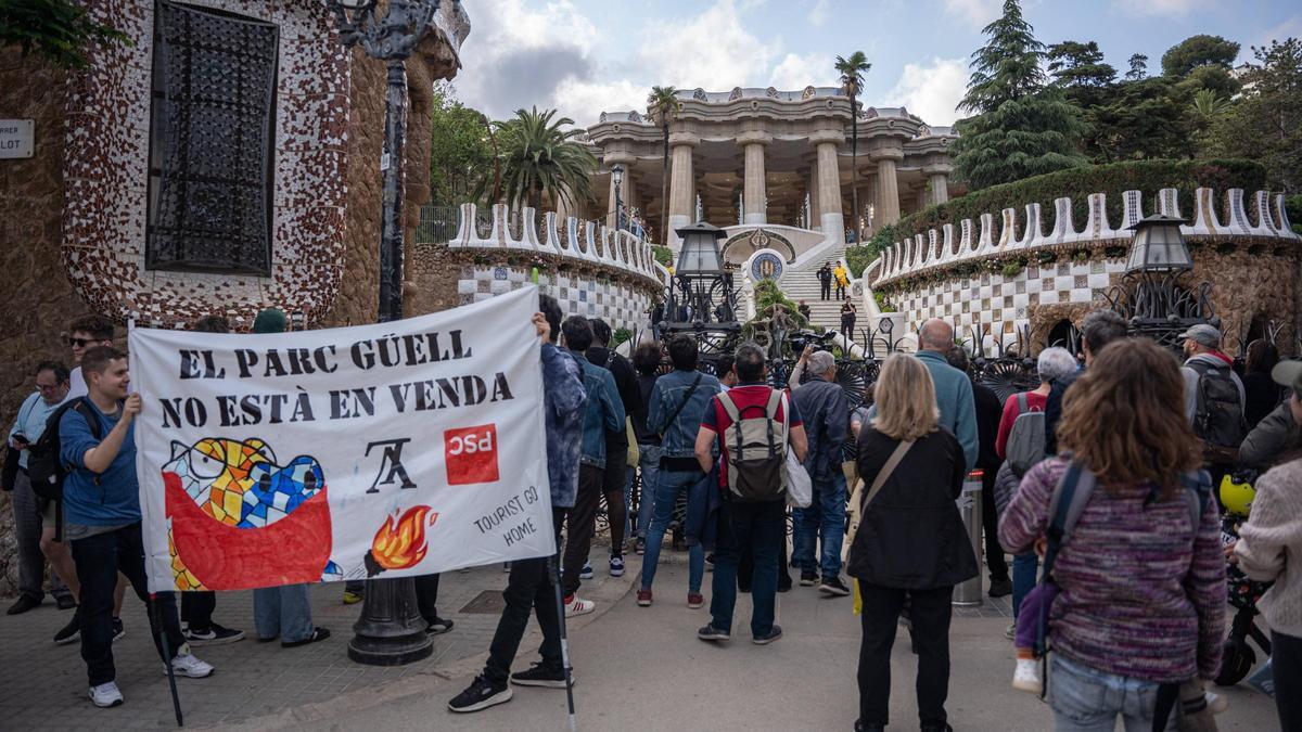 Protesta dentro y fuera del recinto del Park Guell contra el desfile de Louis Vuitton.