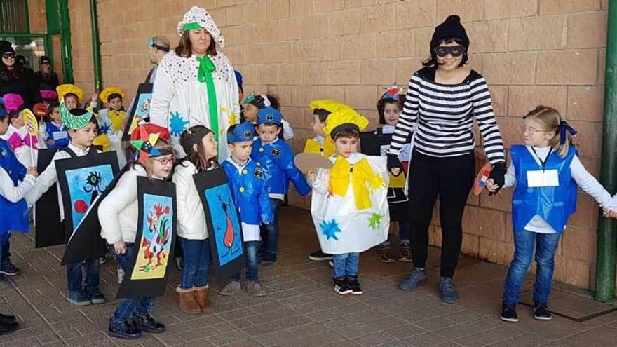 Alumnos de Infantil del colegio Río Sella de Arriondas durante el desfile.