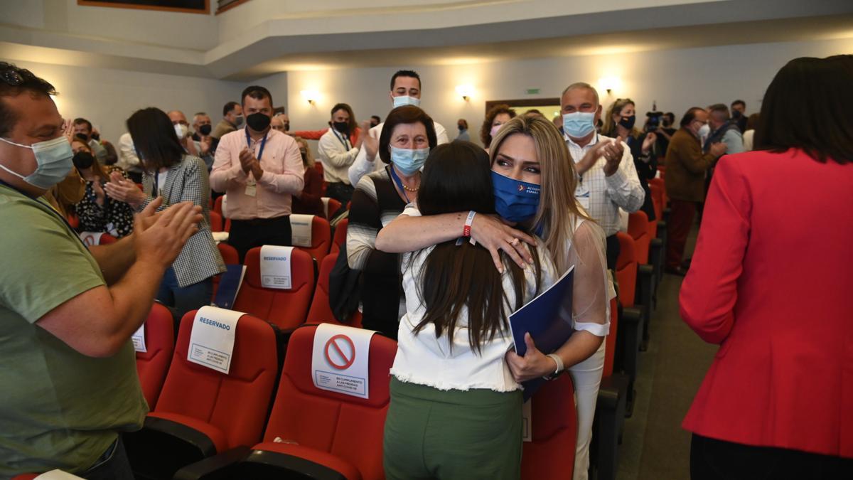 Marta Barrachina recibe el abrazo de su hija Martina en presencia de sus padres, Manolo y Rosa Mari.