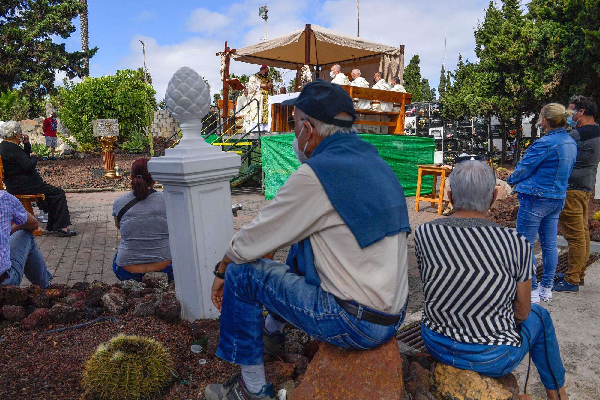 Día de Todos los Santos en el cementerio de San Lázaro (01/11/2021)