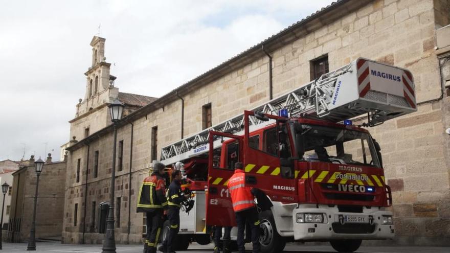 El camión escala de los bomberos de Zamora, en San Torcuato.