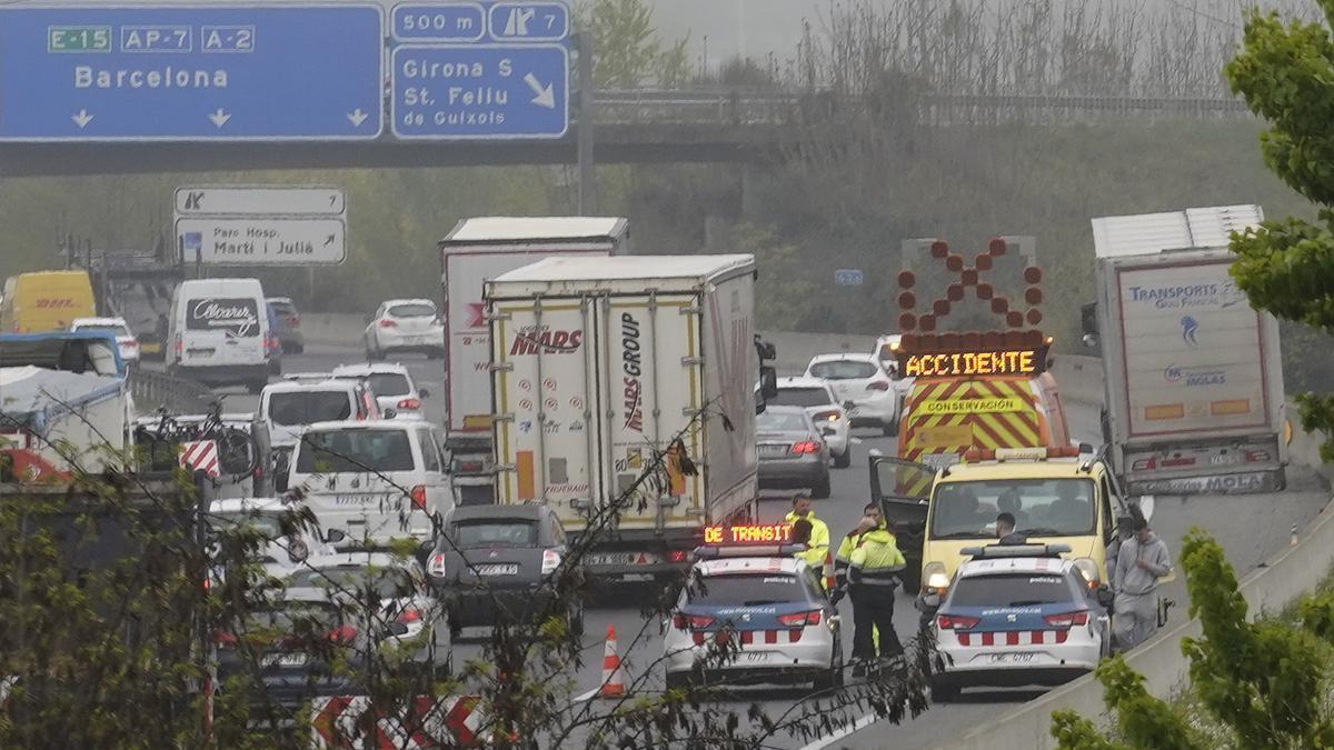 Cues a l'AP-7 per un accident de trànsit múltiple a Salt, en una imatge d'arxiu.