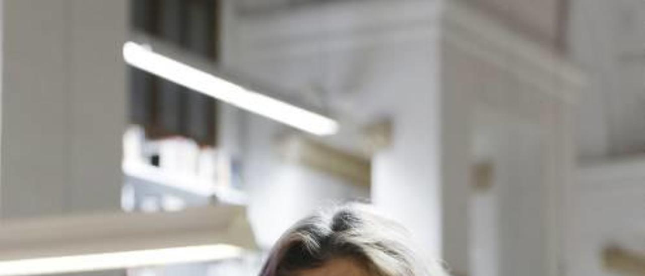 Lucía Etxebarria, durante la conferencia en la Biblioteca Ramón Llull.