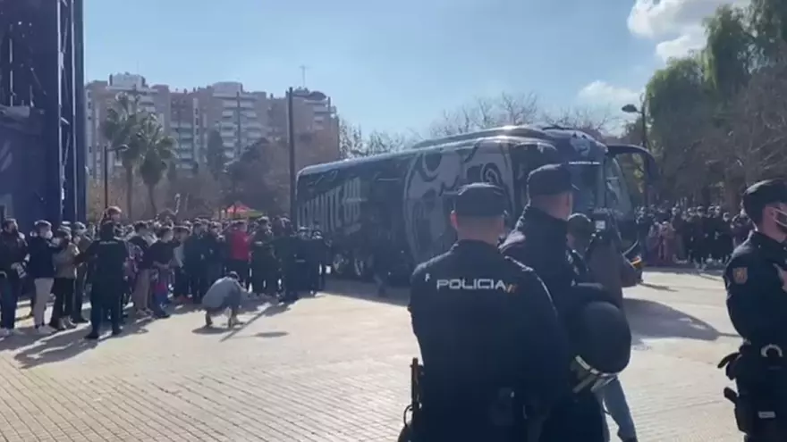 La afición del Levante recibe al autobús antes de medirse al Cádiz
