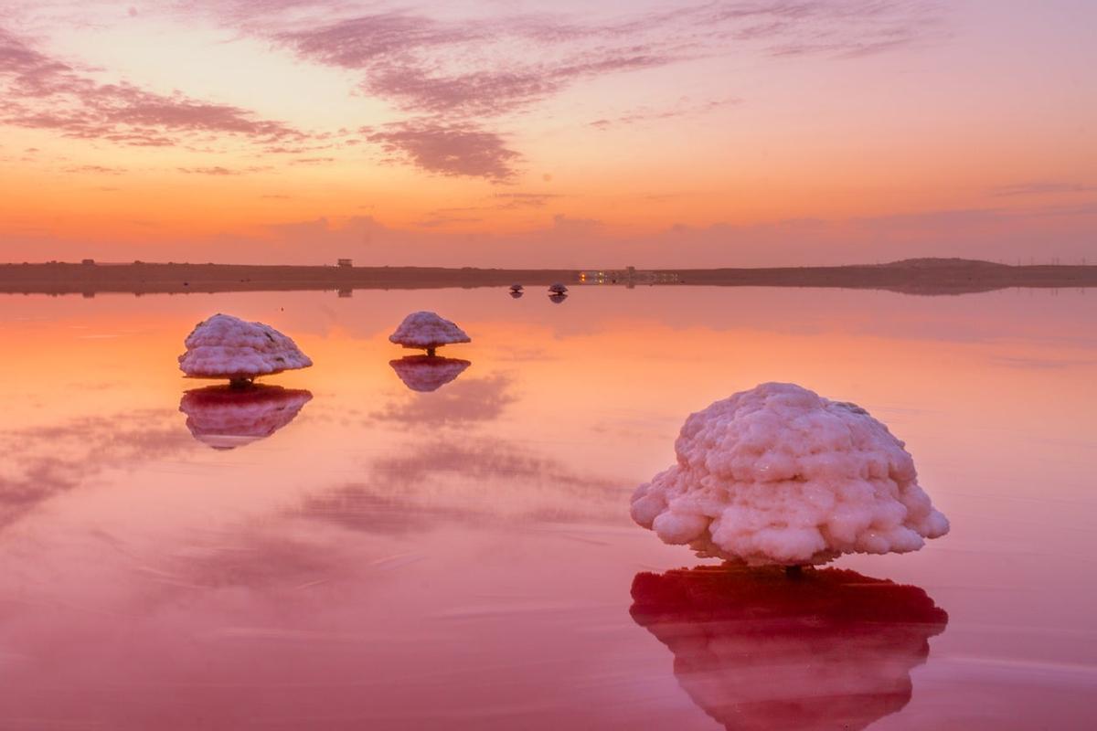 Lago Rosa en el Masazir. Bakú, Azerbaiyán.