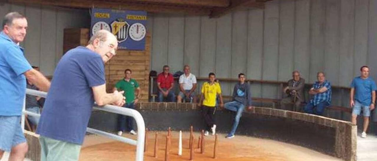 Aspecto de la bolera municipal de El Berrón durante una partida.