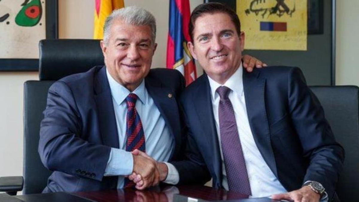 Xavi Pascual, con Joan Laporta el día de su firma