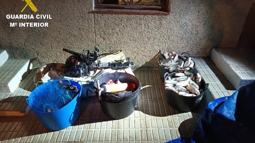 Material incautado por la Guardia Civil a dos hombres que robaron 90 kilos de lubinas en Lanzarote.