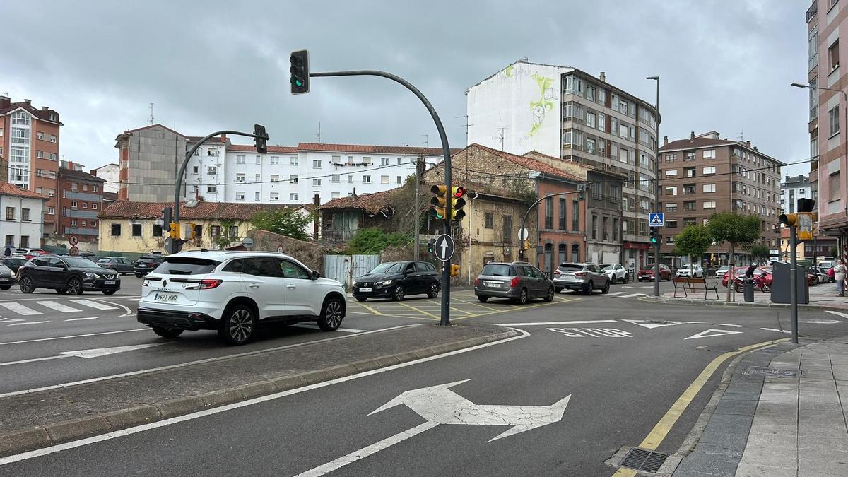 El cruce de Estebanina con Principado con la Casa de Postas al fondo.