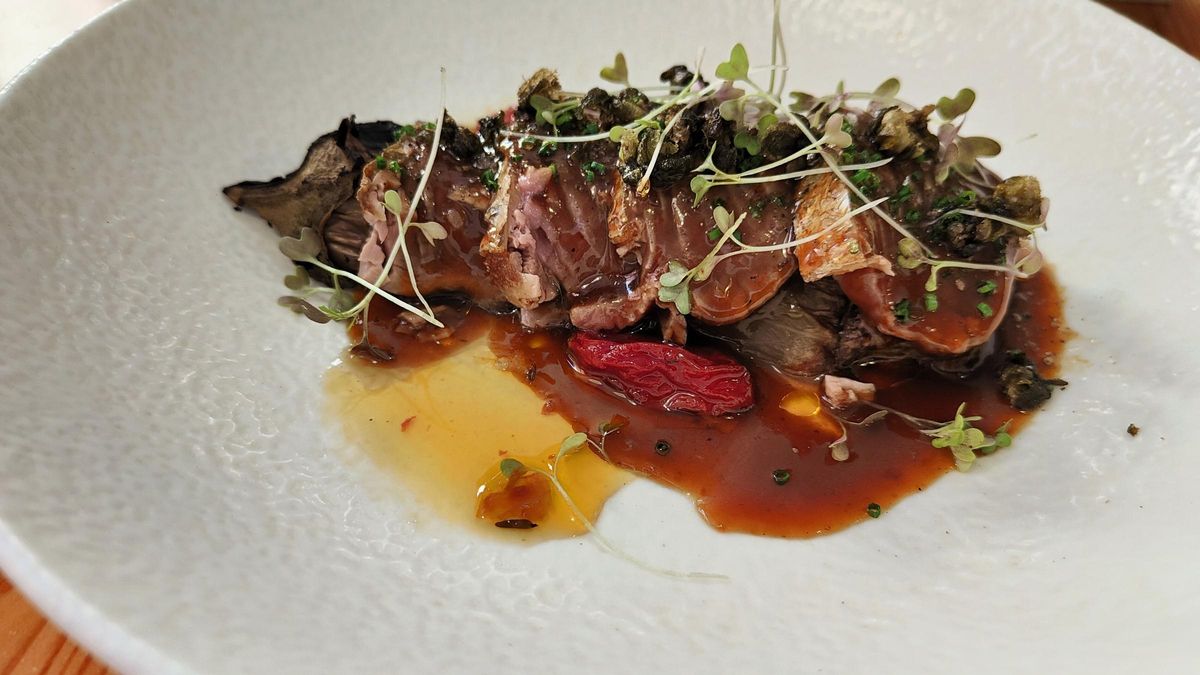 La berenjena confitada y cubierta con barcoreta de Allium.