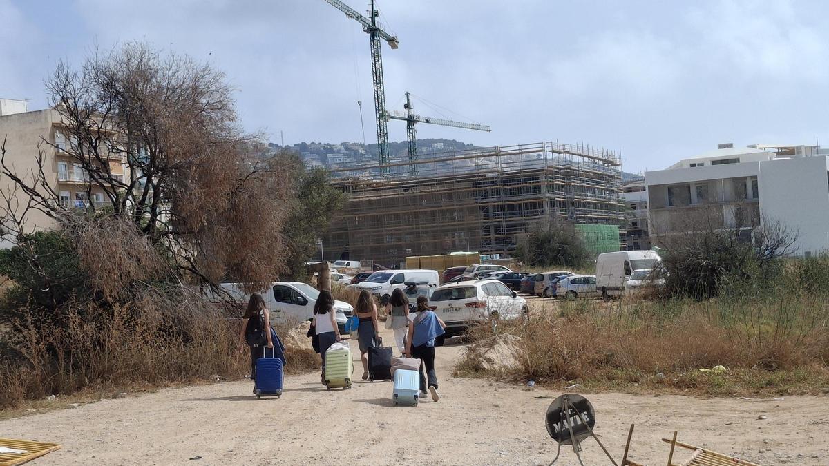 El "tour de force" por el descampado asediado de maleza y con las grúas y obras al frente