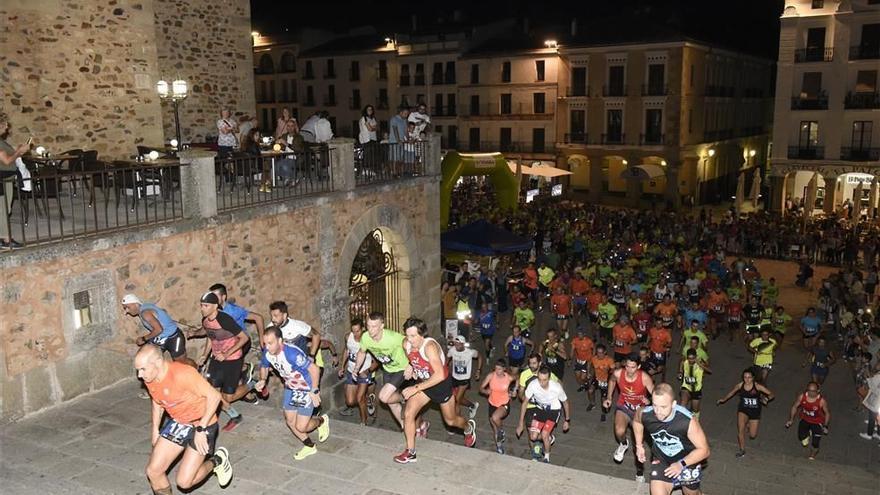 VÍDEO | Así fue la salida de la última Intramuros Urban Trail Night en Cáceres