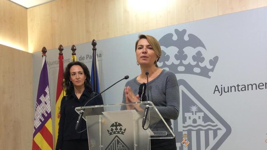 La portavoz del PP en Cort, Margalida Durán, y la concejala Lourdes Bosch.