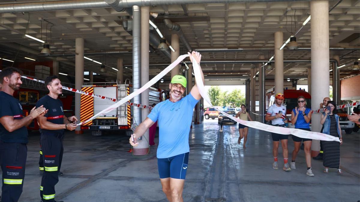 El emotivo recibimiento de los bomberos de Alicante a Jimmy, el maratoniano que corre para prevenir el suicidio