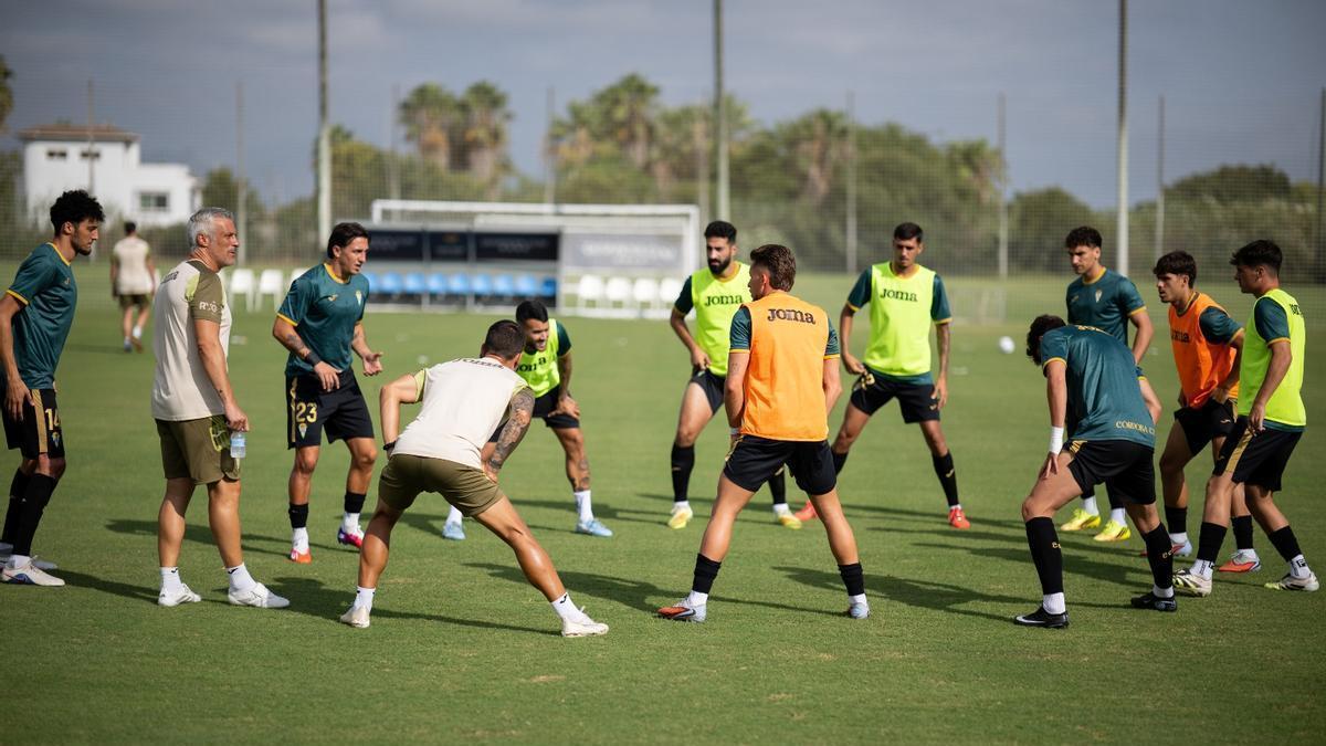 Los jugadores del Córdoba CF, en un calentamiento.