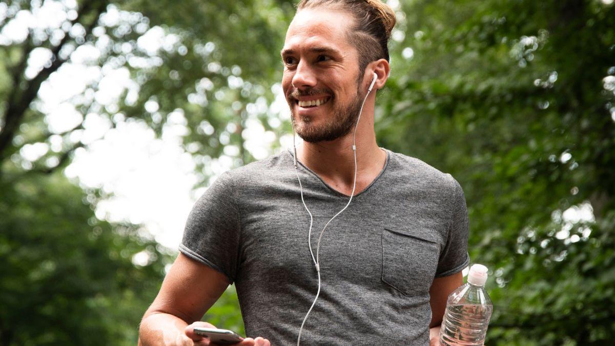 "Es lo más": Under Armour rebaja a 49 € (antes 70) el chándal perfecto para entrenar en primavera