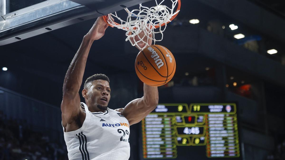 El pívot del Real Madrid Edy Tavares hace un mate en el primer partido de la final de la Liga entre el Real Madrid y el Valencia.