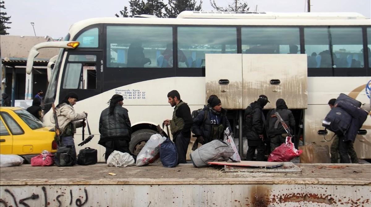 mbenach36690464 topshot   syrian rebel fighters  arrive in the opposition co161222201920