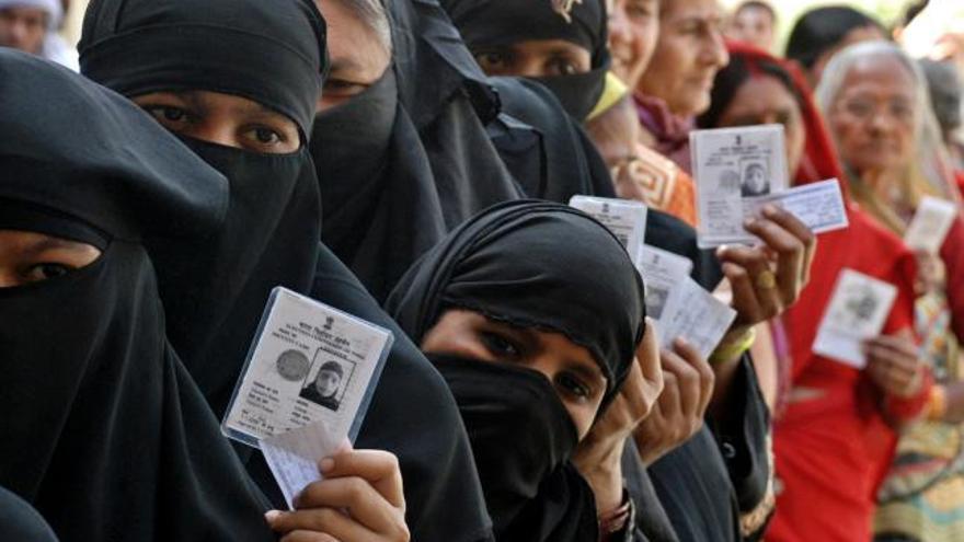 Mujeres en espera para depositar el voto.