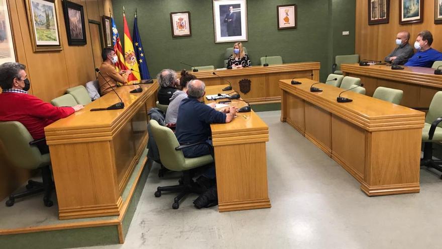 La reunión de la alcaldesa de Petrer con los representantes de los colectivos montañeros de la conurbación.