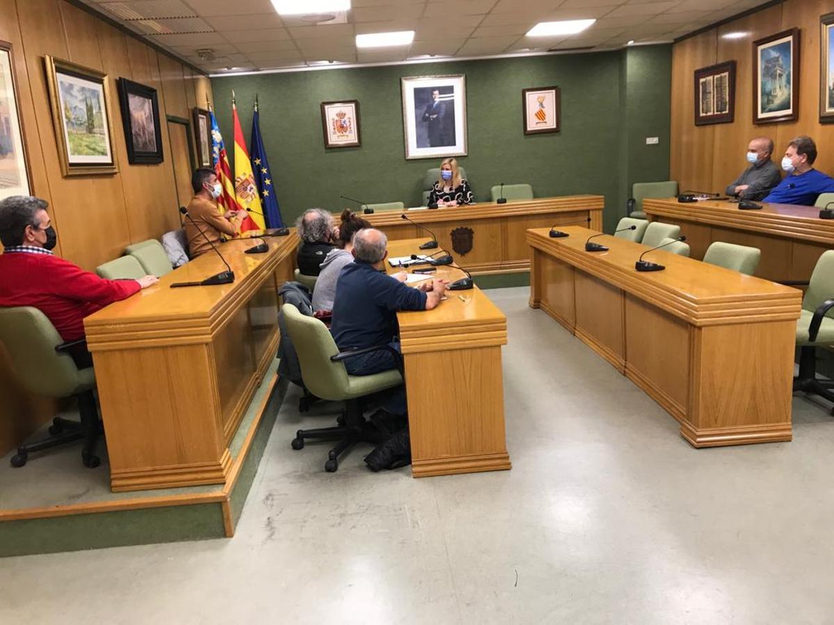 La reunión de la alcaldesa de Petrer con los representantes de los colectivos montañeros de la conurbación.