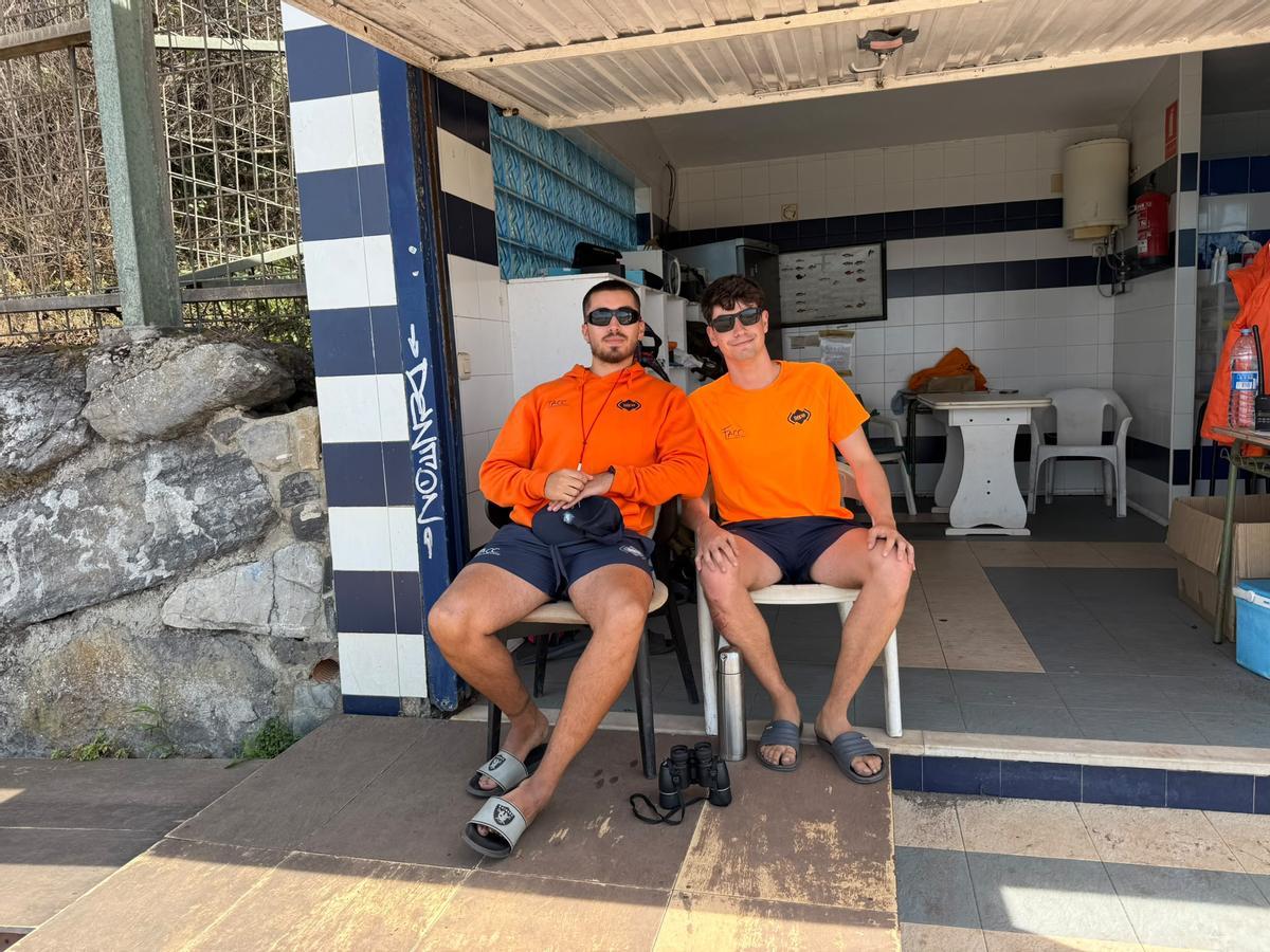 Jonás Velasco y Carlos Luengo, en la playa de los Quebrantos.