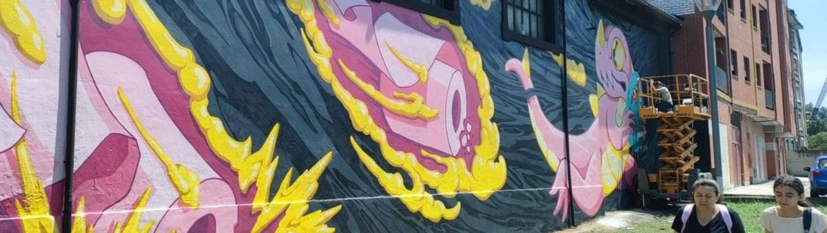 El mural alusivo al cambio climático que ya se puede ver en el paseo fluvial, a la altura de la pinacoteca municipal «Eduardo Úrculo»